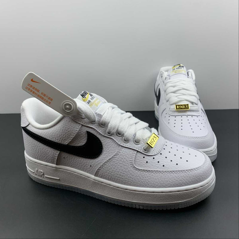 Nike Air Force 1 - '07 - LOW - White / Black / Gold