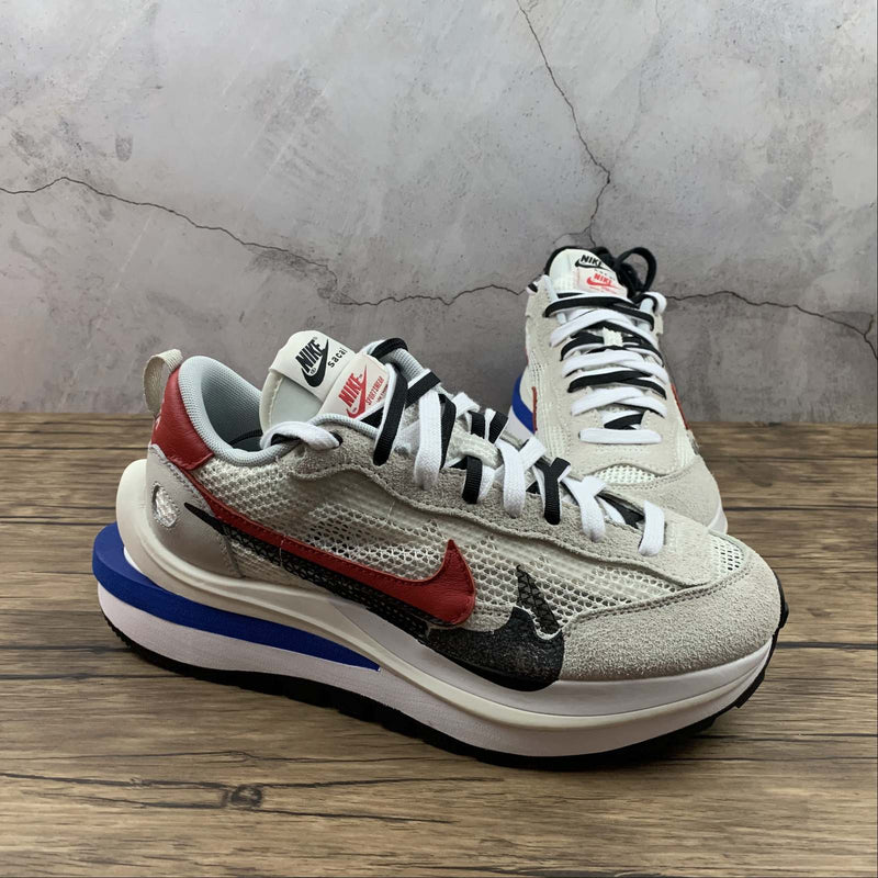 Nike Sacai - Vaporwaffle - Sail / Sport Fuchsia - Light Bone