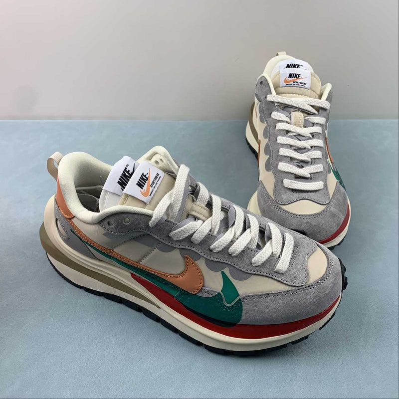 Nike Sacai - Vaporwaffle - Rice Noodles / Grey / Red