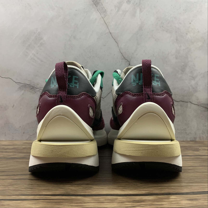 Nike Sacai - Vaporwaffle - Gray / Wine Red - Green