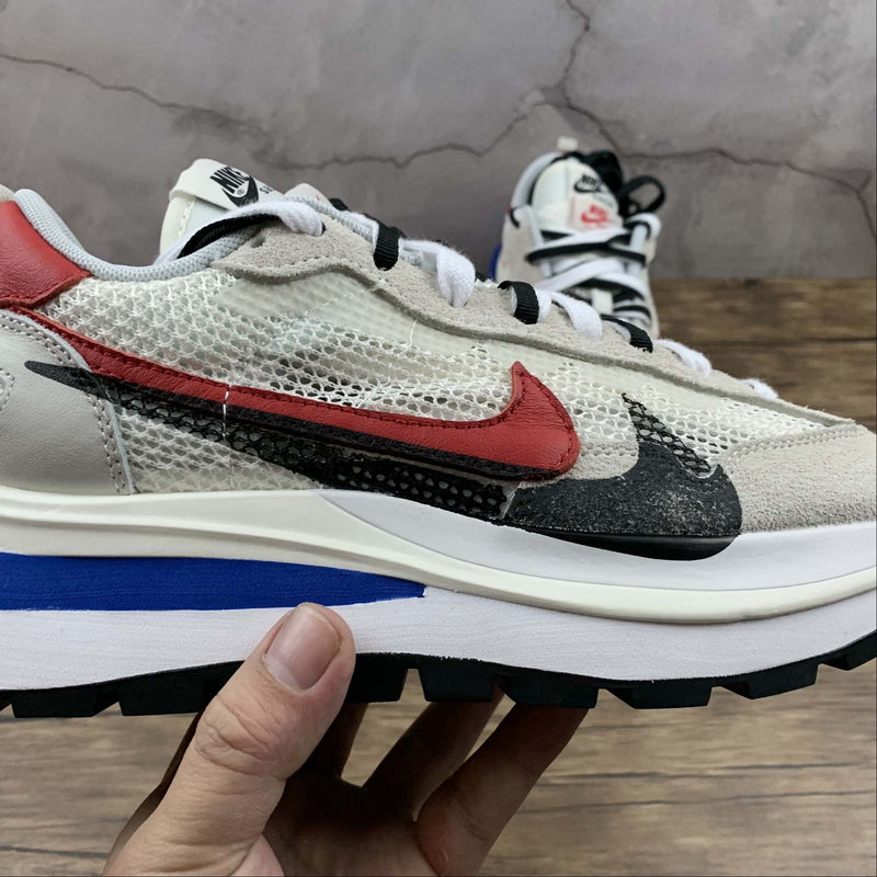 Nike Sacai - Vaporwaffle - Sail / Sport Fuchsia - Light Bone