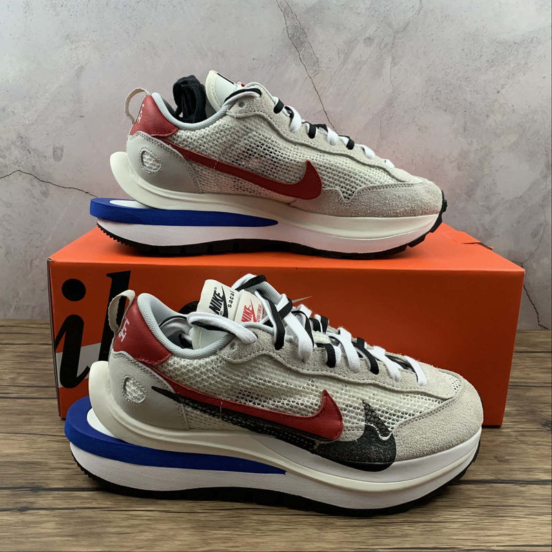 Nike Sacai - Vaporwaffle - Sail / Sport Fuchsia - Light Bone