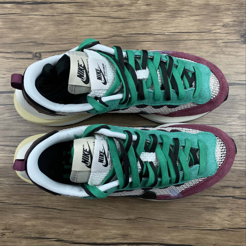 Nike Sacai - Vaporwaffle - Gray / Wine Red - Green