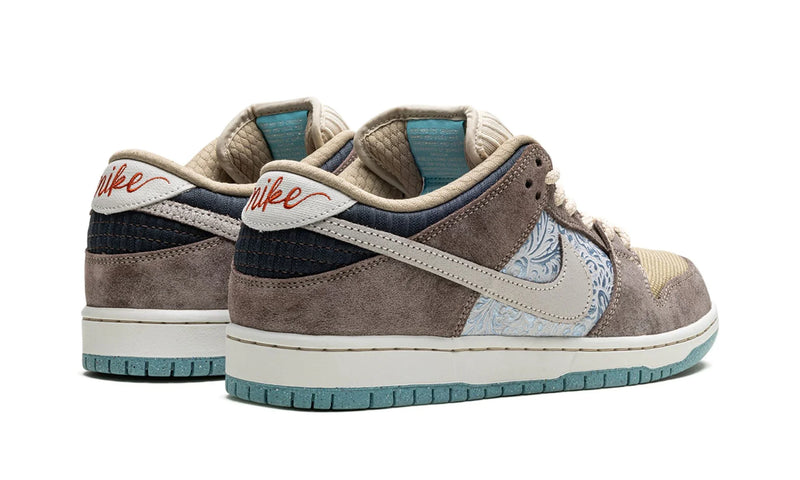 Tênis Nike Dunk Low SB "Big Money Savings" Marrom